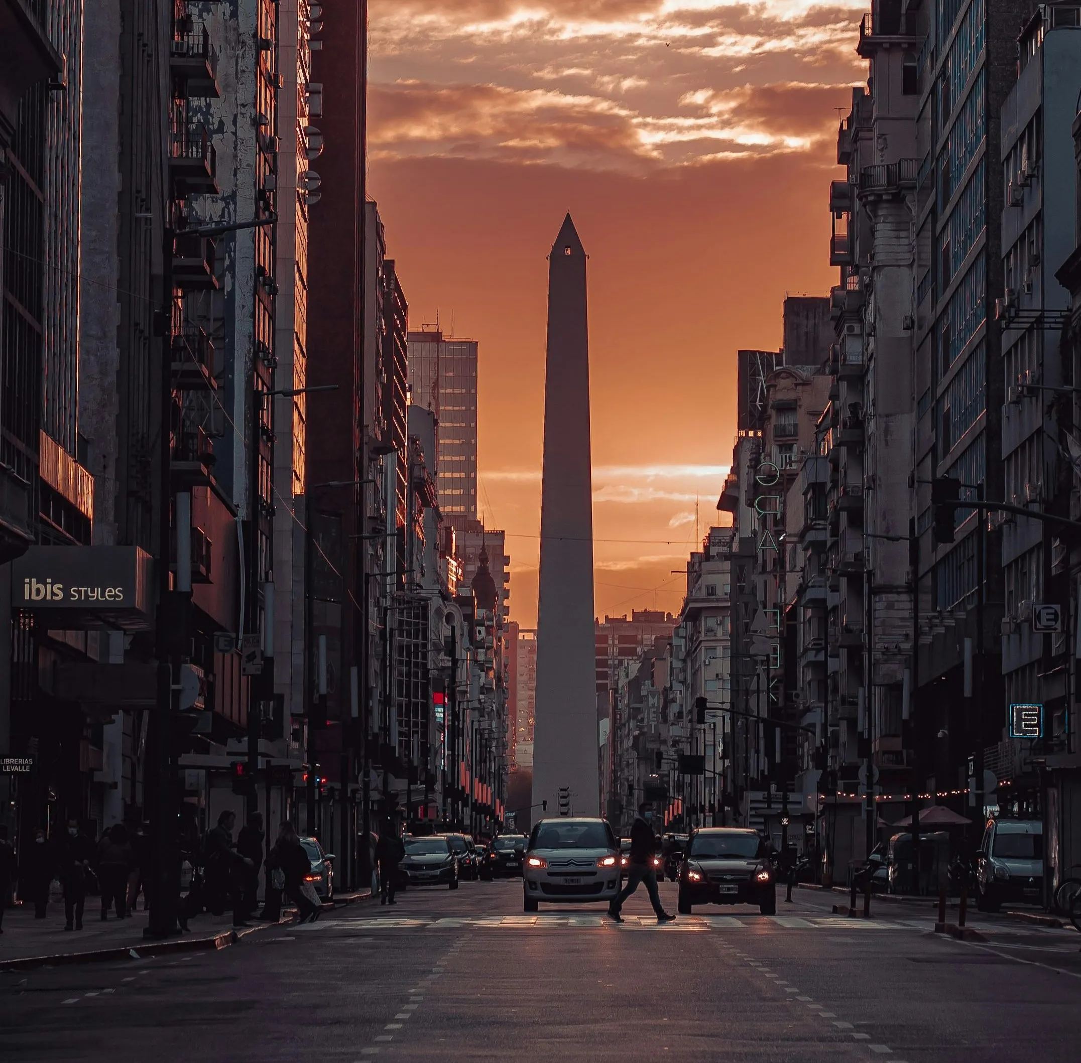 Camino hacia una ciudad, como metáfora del crecimiento y la planificación estratégica a largo plazo.